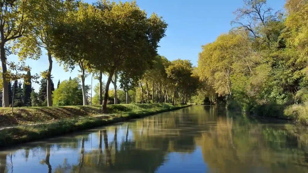 Le canal du midi, entre chantier pharaonique et lieu de loisirs pour un slow tourisme Puis, il y a aussi : l’écluse d’Orb, les 9 écluses de Fonséranes, le seuil de Naurouze, l’écluse ronde d’Agde, le grand bief et le pont Rabotte-Corne. Carcassone canal