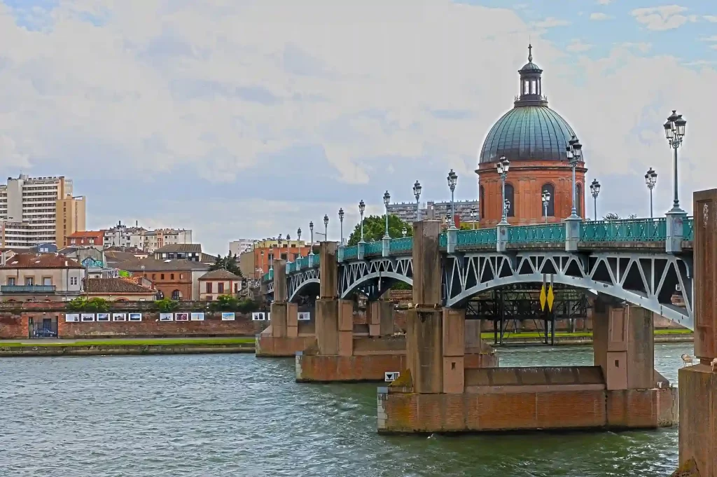 Entre folklore et tradition occitane, l'histoire de Toulouse dans le Sud ouest Pourquoi dit-on que Toulouse est la petite Espagne de l’Hexagone ? Eh bien, la ville rose n’est pas uniquement connue pour ses bâtiments aux briques foraines. Elle se démarque aussi par sa culture, ses traditions et son savoir-vivre unique. Pont de Toulouse