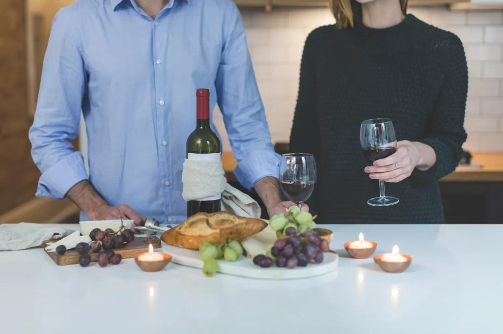 Personne buvant du vin
