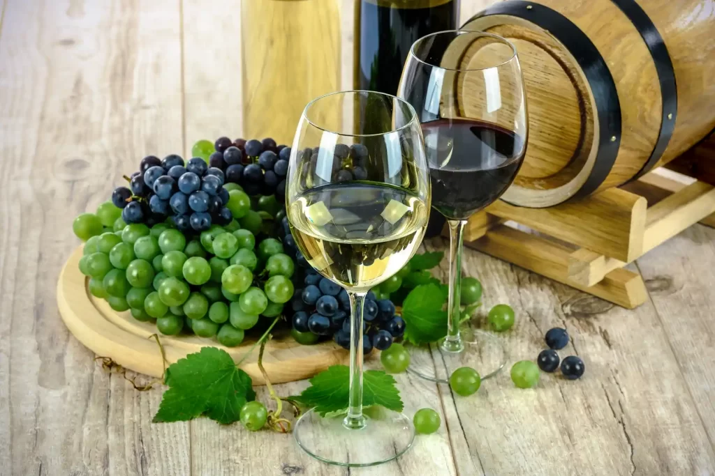 L'Occitanie, terre de vin bio et vins naturels Au cours de ces dernières années, de plus en plus de domaines adoptent une stratégie écolo en Occitanie. Ils se concentrent dans la production de vins bio, de vins biodynamiques et de vins naturels afin de proposer des boissons plus respectueuses de l’environnement. Verre de vin