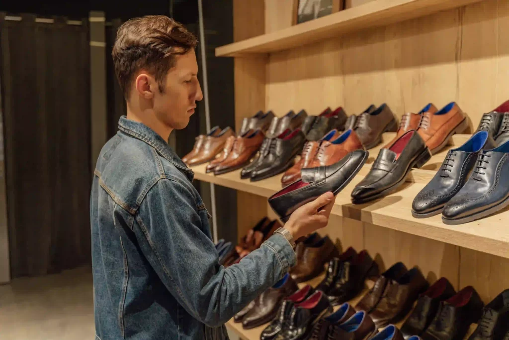 Charly Chaussures à Béziers, art et savoir faire depuis 3 générations Si vous vivez à Béziers, il est sûr et certain que vous connaissiez Charly Chaussures, magasin de chaussure historique de la ville. magasin de chaussure