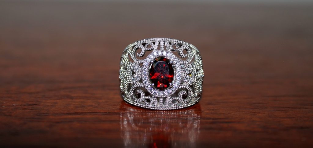 Le grenat, un bijou traditionnel en Occitanie De nos jours, de plus en plus de bijoutiers et de joailliers de l’Occitanie se spécialisent dans le grenat et les bijoux traditionnels. grenat bijou