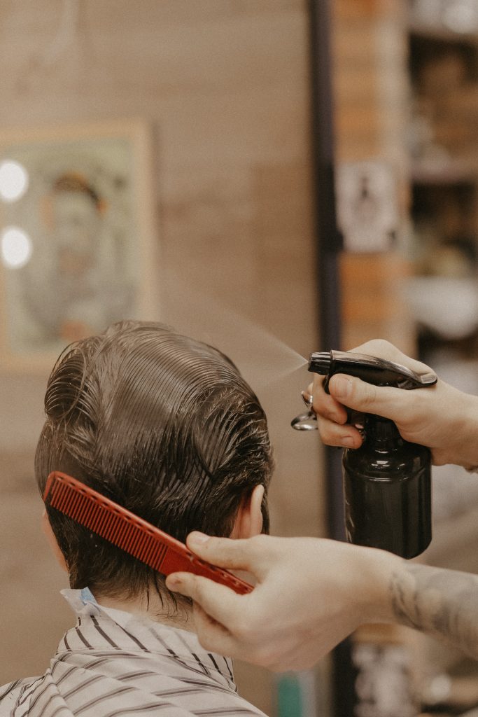 La digitalisation pour moderniser les salons de coiffure L'avantage le plus important du commerce électronique est qu'il nous permet de personnaliser nos offres et nos services pour chaque client, en créant une interaction plus humanisée entre eux et nous. I l nous permet de nous adapter rapidement aux préférences et aux choix de nos clients, et facilite le dialogue entre nous et nos clients à toutes les étapes de leur processus d'achat. Cependant, l'un des défis auxquels nous sommes confrontés aujourd'hui est de maintenir ces avantages tout en assurant la sécurité des données stockées sur nos systèmes, qui sont utilisés par des milliers de personnes chaque jour sans aucun problème, mais qui peuvent devenir extrêmement vulnérables s'ils ne sont pas protégés correctement contre les cybermenaces et les attaques, telles que le phishing et les infections par des logiciels malveillants, qui peuvent être menées par des individus, des pirates ou des groupes de pirates agissant ensemble ou individuellement, dans le but de voler des informations sensibles, voire de causer des dommages physiques à nos systèmes ou bases de données, ou simplement d'en bloquer l'accès afin de rendre impossible le fonctionnement normal de notre entreprise, ce qui perturberait l'ensemble de nos activités et entraînerait des pertes importantes. digitalisation salon de coiffure