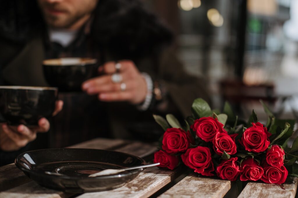 Offrez le cadeau parfait pour la Saint-Valentin Offrir un moment de plaisir sucré et créatif avec le nouveau Cadeau Parfait pour le Cadeau Saint-Valentin : un assortiment de délicieux cafés ! Idées cadeaux pour les amoureux du café Vous cherchez un cadeau spécial et différent à offrir à votre partenaire cette année pour la Saint-Valentin ? Alors pourquoi ne pas opter pour un ensemble de cafés provenant de chez Etienne Coffee & Shop ? Le cadeau parfait pour tous ceux qui aiment le café ! Les arômes mielleux, fleuris, fruités ou encore gourmands et pralinés seront une agréable surprise à chaque tasse ! Pour compléter l’expérience autour du café, des accessoires thématiques serviront à ensoleiller un petit déjeuner ou encore bien se relaxer autour d’un bon verre de café. Comment choisir son cadeau pour un amoureux du café ? Trouver le meilleur cadeau pour la Saint-Valentin est toujours un challenge très excitant. Afin de déterminer quelle option est la plus appropriée, il faut tenir compte de quelques facteurs essentiels. Budget : Dans quelle gamme de prix souhaitez-vous aller? Plus vous êtes prêt(e) à investir plus il y aura de variétés disponibles Style : Quel type d'accessoire conviendra le mieux à votre partenaire ? Est-il / elle plutôt classique ou moderne ? Souhaitez-vous quelque chose d'utile ou somptueux et luxueux ? Originalité : Un coffret Découverte restera inoubliable car il propose des choses que vos proches n'auraient pas pensé à acheter eux-mêmes. Qualité & Durabilité : Assurez-vous que le produit est conçu avec soin et fabriqué avec des matières durables. Quel est le meilleur cadeau pour un amoureux du café ? Le meilleur cadeau pour les amoureux du café sera sans doute une machine à café, des capsules de café, des mugs personnalisés, des tasses à café ou encore des accessoires pour le café. Ces options offrent non seulement un excellent goût mais aussi une variété infinie de choix et une praticité inestimable. Alors qu'attendez-vous? Offrez le meilleur cadeau pour la Saint-Valentin à votre bien aimé.e cette année chez Etienne Coffee & Shop ! idée cadeau Saint-Valentin