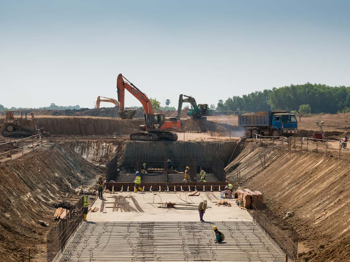 heavy machines construction workers working building 1 vêtement pro & chaleur estivale