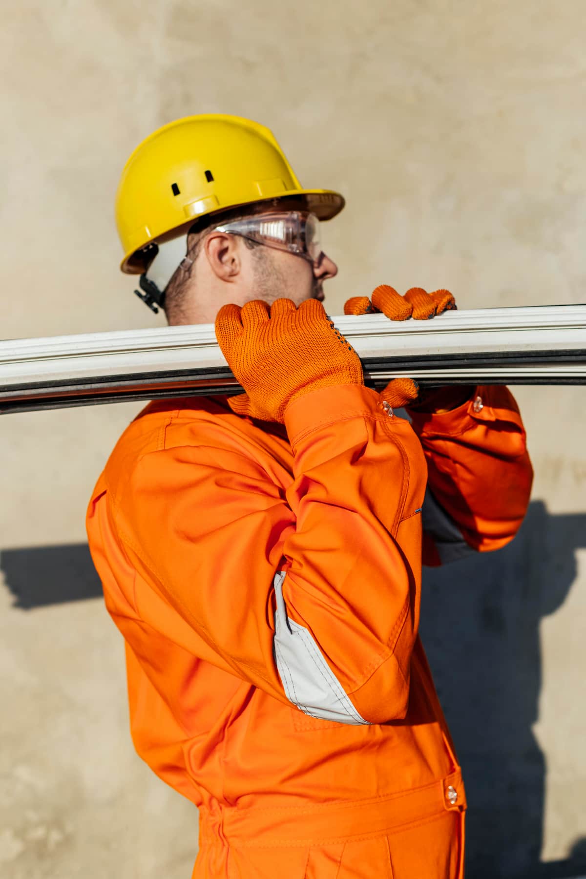 side view male laborer with hard hat carrying steel 1 Pantalons travail en Occitanie : tradition et modernité