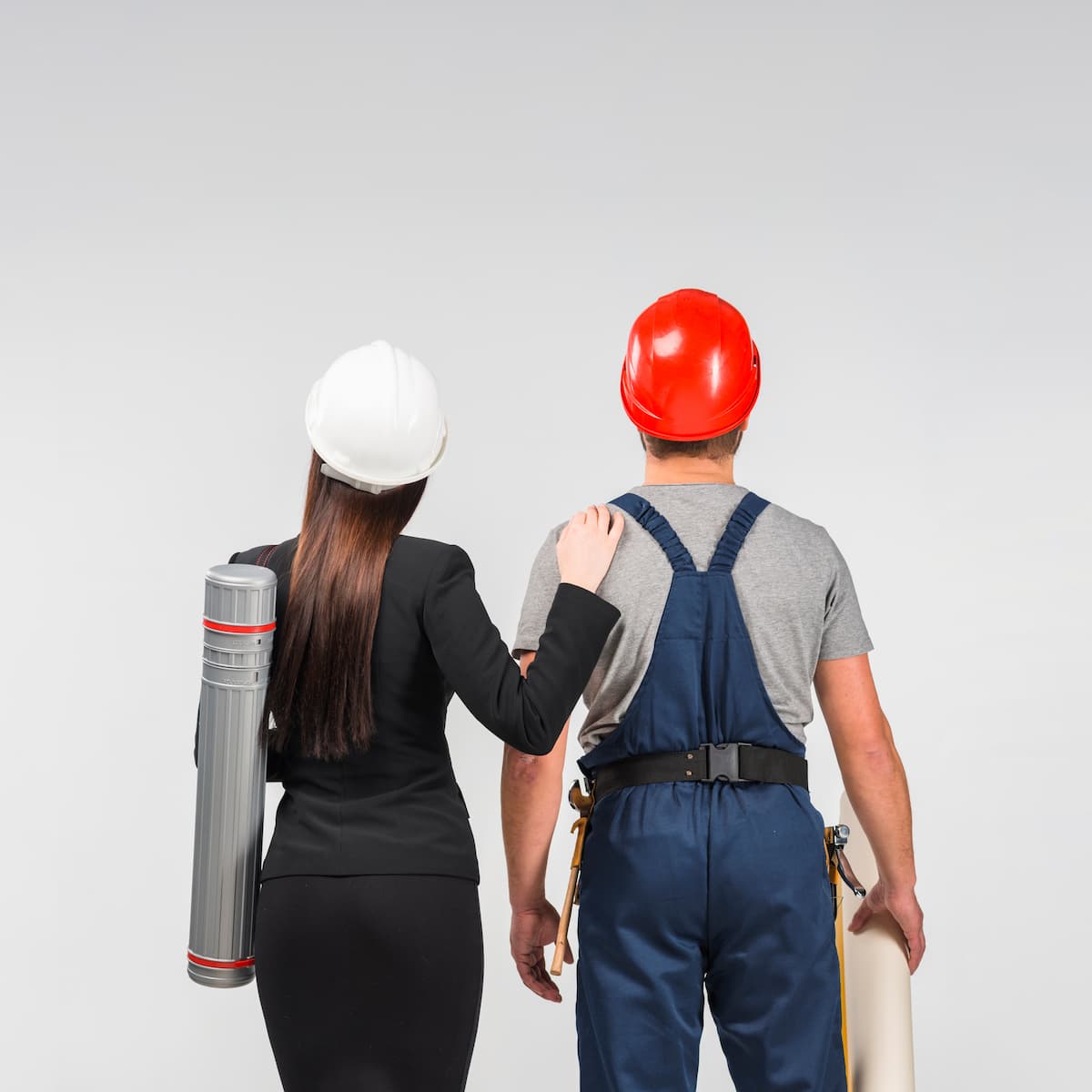 woman engineer standing with builder 2 Entreprise de Tenue Pros En Occitanie