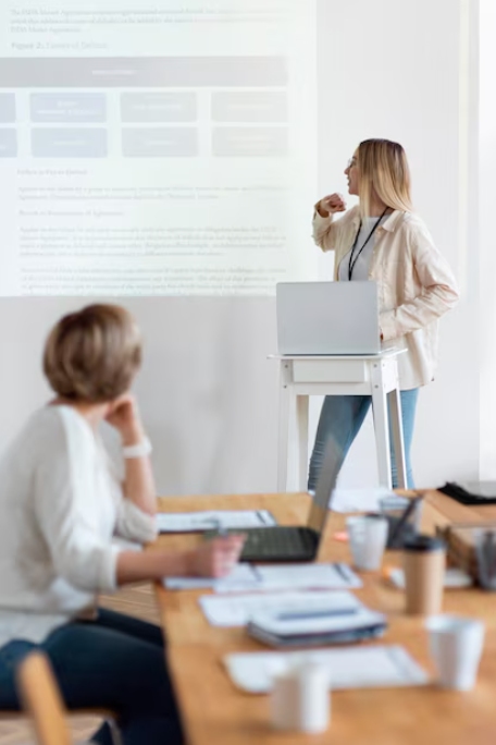 L'importance de la formation commerciale pour les startups : Devenir un vendeur efficace dès le départ Les startups naissent de l'innovation et de l'audace, mais leur succès repose également sur leur capacité à vendre leur produit ou service. Dans un paysage commercial de plus en plus compétitif, où de nouvelles entreprises émergent chaque jour pour relever les défis du marché, il est crucial pour les jeunes entreprises de maîtriser l'art de la vente dès le départ. En effet, même la solution la plus révolutionnaire risque de rester inaperçue si elle n'est pas présentée et vendue de manière efficace. Capture décran 2024 04 29 à 16.07.15 L'importance de la formation commerciale pour les startups : Devenir un vendeur efficace dès le départ