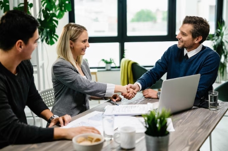 Commercial ou chargé de comptes pour sa startup ? Lancer une startup est un défi passionnant, mais il s'accompagne de nombreuses décisions cruciales. Parmi celles-ci, le choix entre embaucher un commercial ou un chargé de comptes est essentiel pour assurer la croissance et le succès de l'entreprise. Ces deux rôles, bien que complémentaires, ont des responsabilités et des impacts différents sur l'organisation. Cet article explore les caractéristiques, les avantages et les considérations associées à chaque poste afin d'aider les fondateurs à faire le choix le plus stratégique pour leur startup. Capture décran 2024 06 12 à 10.24.58 Commercial ou chargé de comptes pour sa startup ?