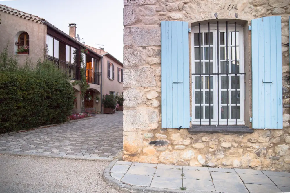 Les caractéristiques des maisons traditionnelles en Occitanie L'Occitanie possède un patrimoine architectural particulièrement riche. Entre les villages du Haut-Languedoc, les plaines viticoles de l'Hérault, les paysages du Lauragais ou les reliefs pyrénéens, chaque territoire a développé une manière de construire adaptée à son environnement. Les matériaux disponibles, les conditions climatiques et les savoir-faire locaux ont façonné des habitations qui traversent les siècles sans perdre leur identité. Maison architecture Occitanie